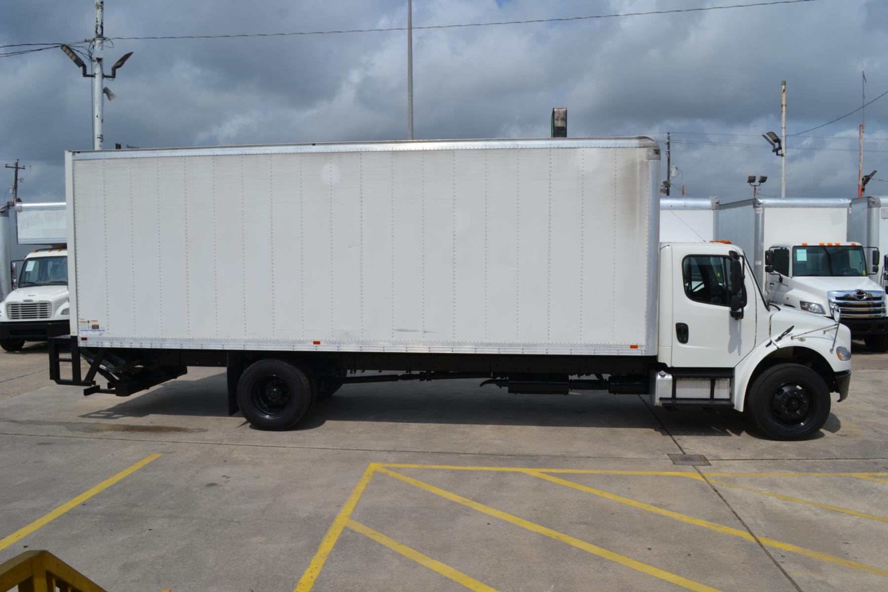 2017 WHITE /BLACK FREIGHTLINER M2-106 with an CUMMINS ISB 6.7L 240HP engine, ALLISON 2100HS AUTOMATIC transmission, located at 9172 North Fwy, Houston, TX, 77037, (713) 910-6868, 29.887470, -95.411903 - 26,000LB GVWR NON CDL, 26FT BOX, 13FT CLEARANCE , 103" X 102", MAXON 3,500LB CAPACITY ALUMINUM LIFT GATE, DUAL 50 GALLON FUEL TANKS,SPRING RIDE - Photo #3